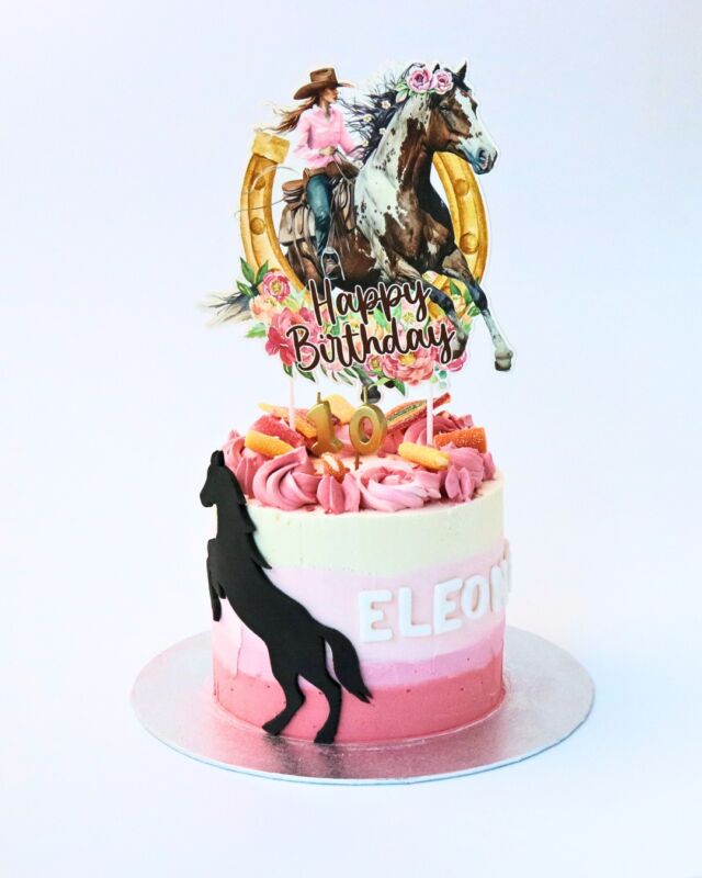 Layer cake 10 personnes thème rose et cheval 🐎 

Merci pour votre 2 e commande 🥰

 #Fontainebleau #cakedesignparis #seineetmarne77seineetmarne77 #cakeideas #cakedesigner #cakedesignerparis #birthdaycelebration #cakedesignerseineetmarne #horsecake #pinkcake