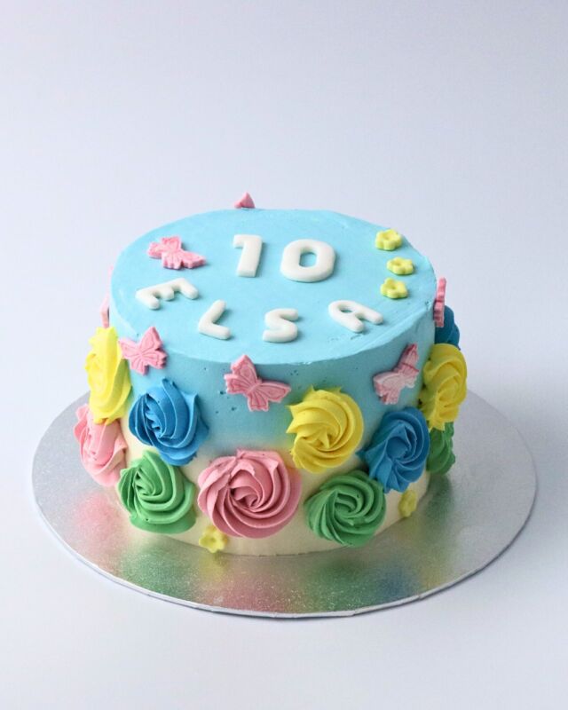 Layer cake vanille-choco pour Elsa 🦋

Merci à nouveau Sabrina pour ta confiance 🤗

 #Fontainebleau #cakewithlove #seineetmarne77seineetmarne77 #Melun #cakedesignerparis #cakedesigner #cakedesignerseineetmarne #cakedesigner77 #cakeideas #cakedesignparis #birthdaycelebration #cakelover #birthdaycakeideas #layercake #seineetmarne